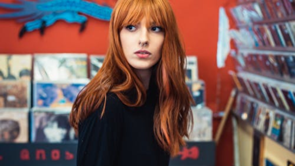 wolfcut hair girl