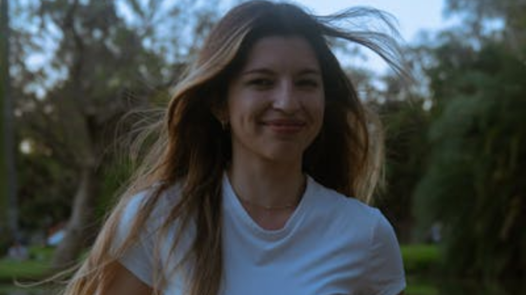 wolfcut hair girl
